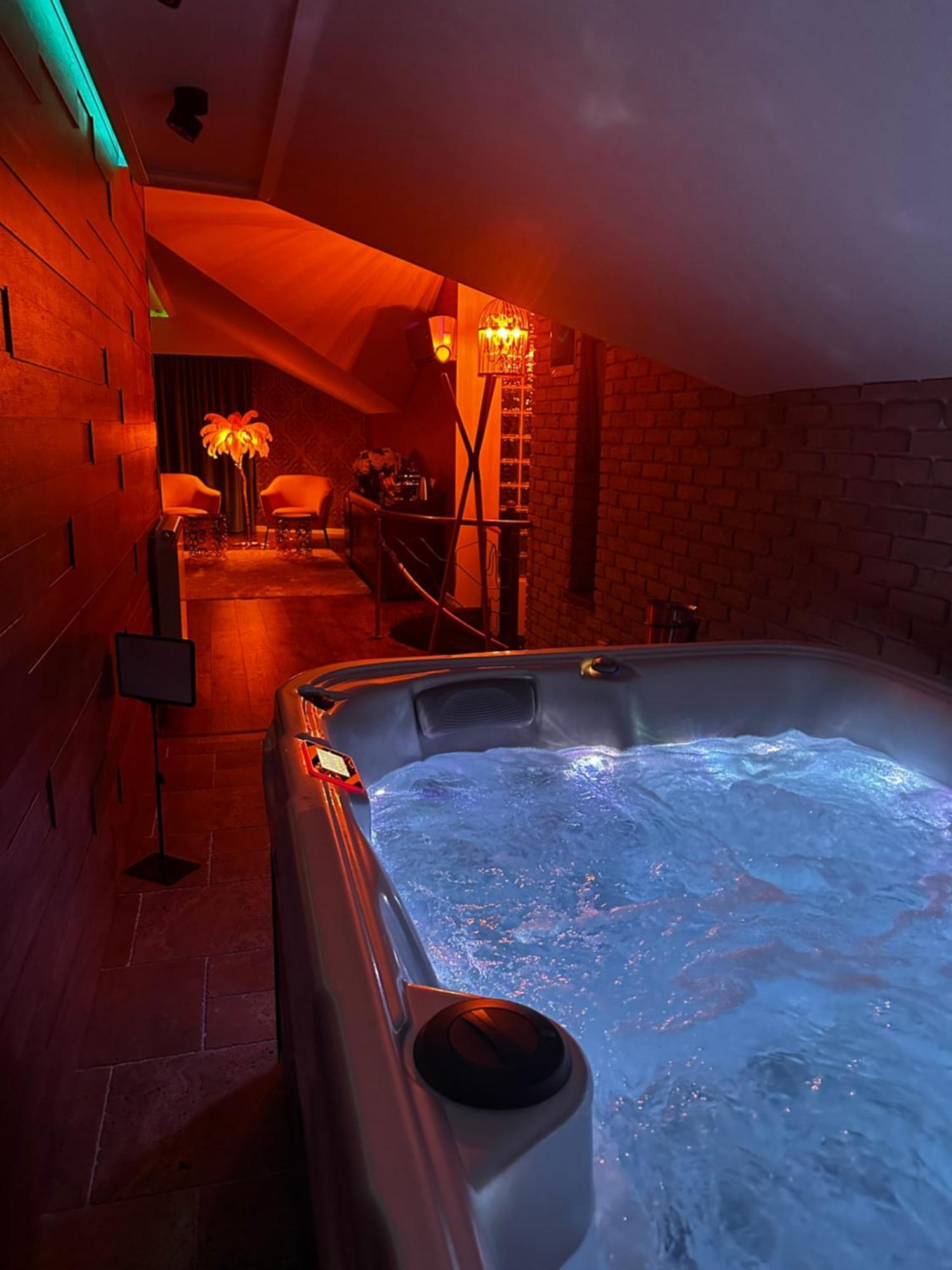 The Residence Central Jacuzzi Boutique (Adults Only) Cluj-Napoca Ngoại thất bức ảnh