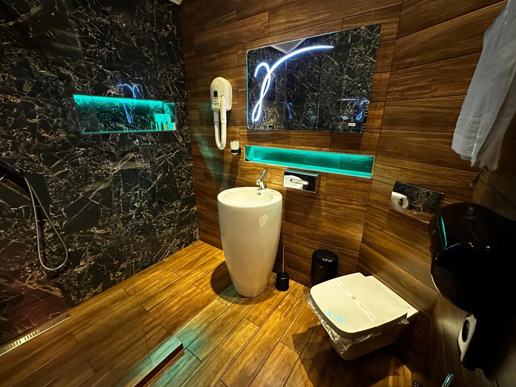 The Residence Central Jacuzzi Boutique (Adults Only) Cluj-Napoca Ngoại thất bức ảnh
