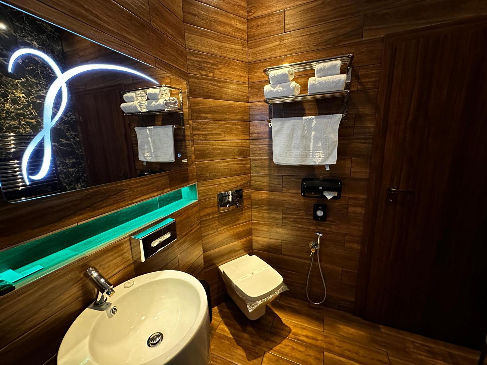 The Residence Central Jacuzzi Boutique (Adults Only) Cluj-Napoca Ngoại thất bức ảnh