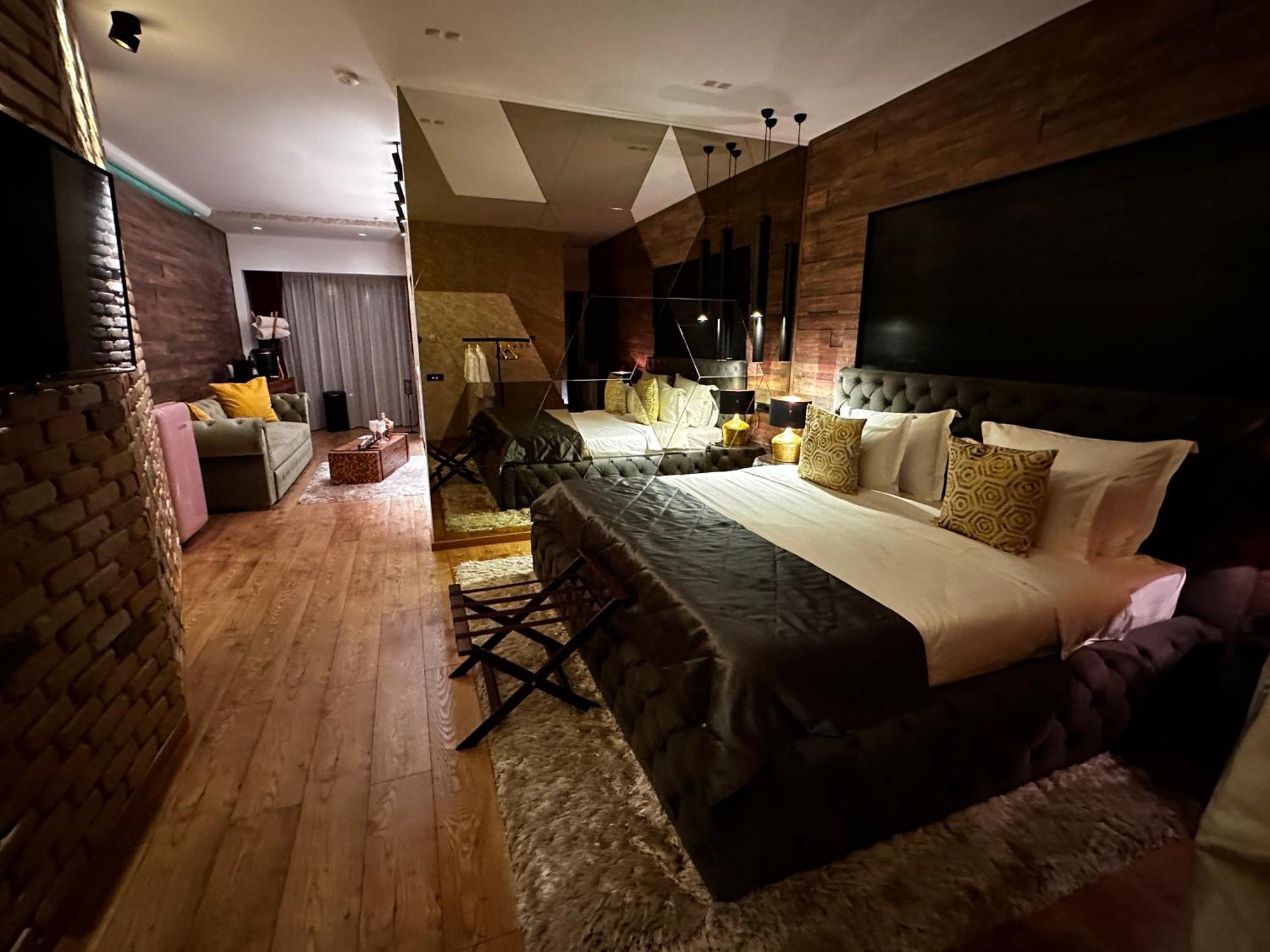 The Residence Central Jacuzzi Boutique (Adults Only) Cluj-Napoca Ngoại thất bức ảnh